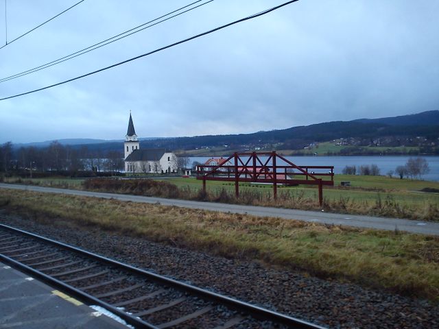 Resa med tåg till Fränsta. Utsikt över Fränsta kyrka